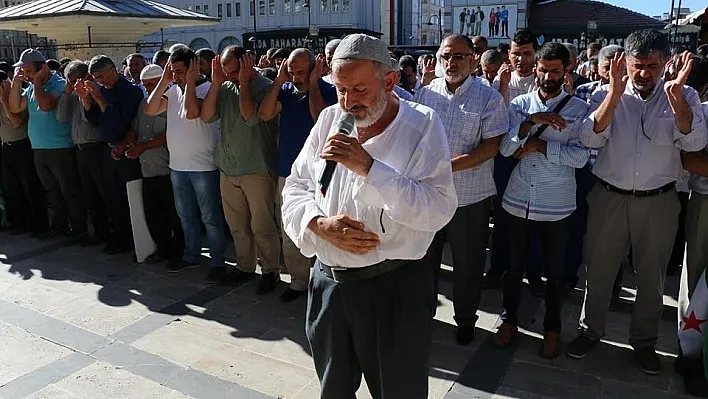 Suriyeli anne ve bebeği için gıyabi cenaze namazı kılındı
