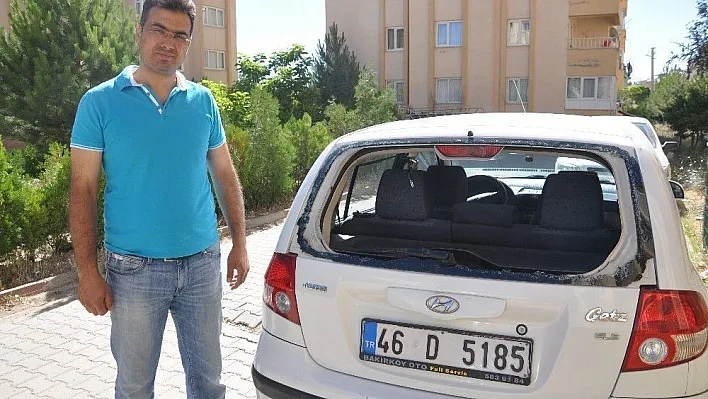 Kırmızı ışıkta bekleyen aracın arka camına 'yorgun mermi' düştü
