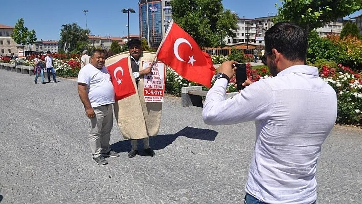 Çoban gütmüyor, kepeneği ile gezerek tanıtıyor
