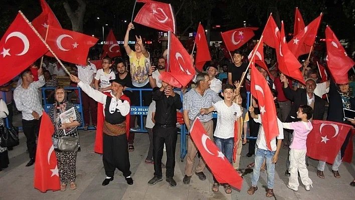 Elazığ'da demokrasi nöbeti tutulmaya başlandı