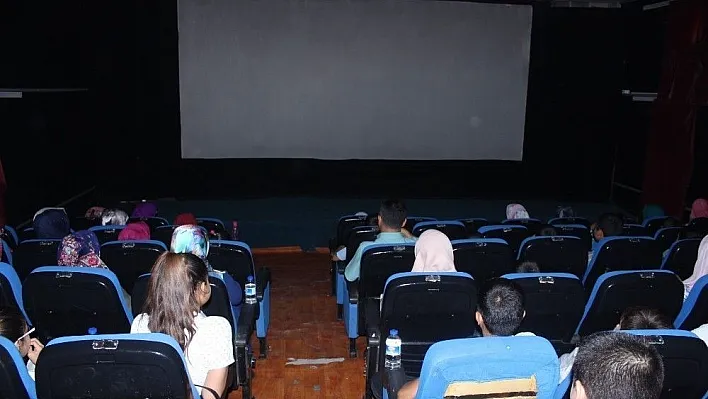 Kuran kursu öğrencileri sinemada bir araya geldi
