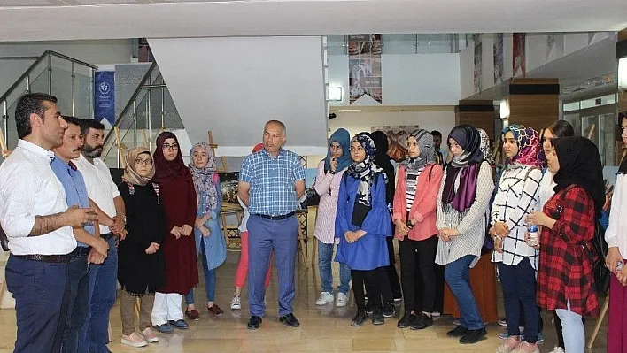 İhlas Haber Ajansı fotoğrafları Gençlik Merkezinde sergilendi
