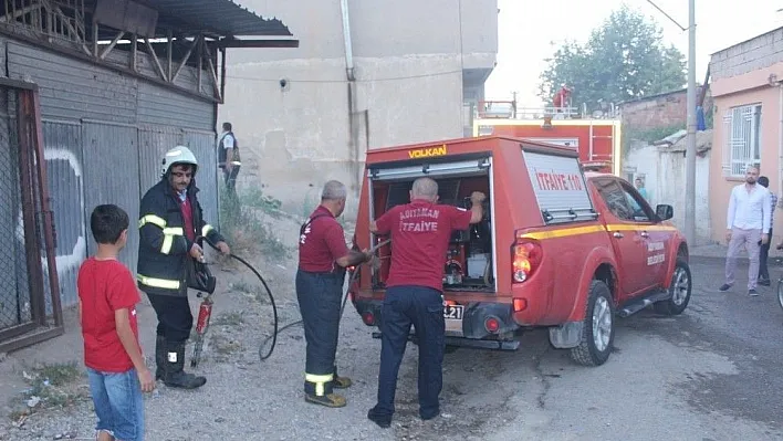 Ot yangını iş yerlerine sıçramadan söndürüldü
