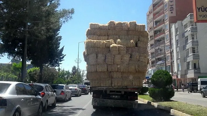 Açıktan taşınan saman balyaları trafiği tehlikeye düşürüyor
