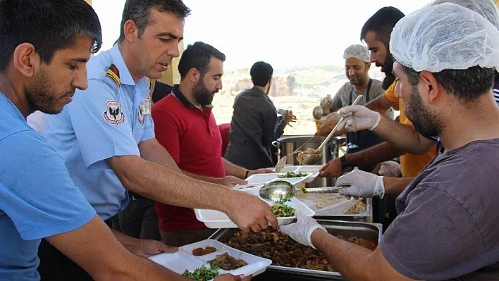 Diyarbakır'da şehitler için mevlit okunup, fidan dikildi
