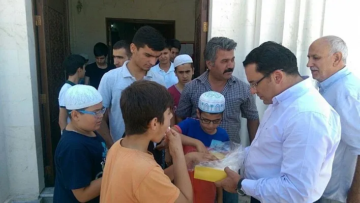 Kaymakam Kaya vatandaşlara lokum dağıttı
