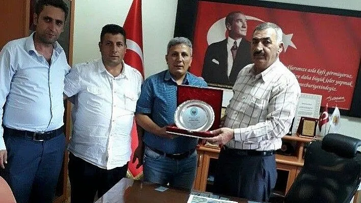 Olur Belediye Başkanı Oktay'a Ormanağzı Köyü Derneğinden plaket
