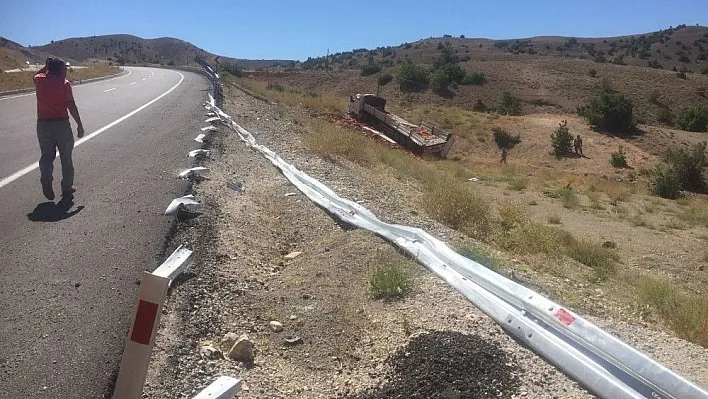 Tır şarampole yuvarlandı
