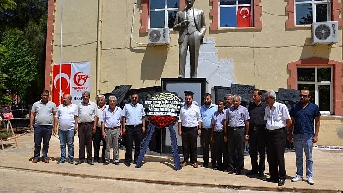 CHP 15 Temmuz şehitleri için çelenk bıraktı
