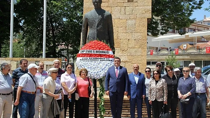 CHP 15 Temmuz'un yıl dönümünde anıta çelenk sundu
