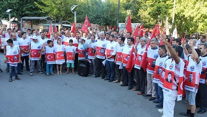 Şehitlerin isimlerinin ve fotoğrafların bulunduğu önlüklerle açıklama yaptılar
