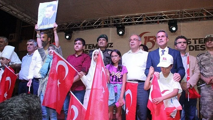 Adıyaman'da halk 7'den 70'e meydanlarda
