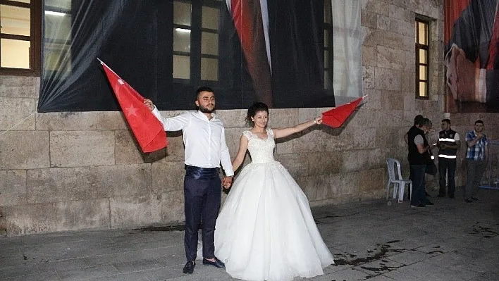 Düğünden çıkıp nöbete geldiler
