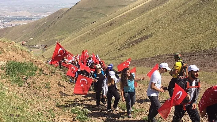 15 Temmuz Şehitleri için Ejder Zirvesine tırmandılar
