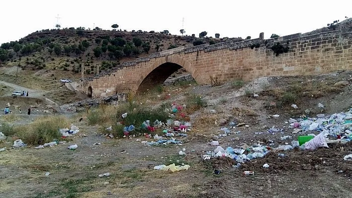 Cendere Köprüsündeki çöpler turistlerin tepkisini çekiyor
