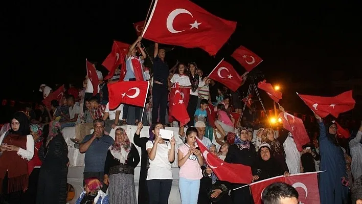 Demokrasi nöbetinin ikinci gününde meydanlar dolup taştı
