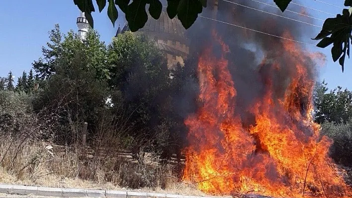 Cami bahçesinde yangın çıktı
