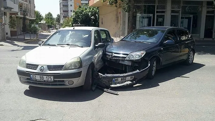 İki otomobil kavşakta çarpıştı
