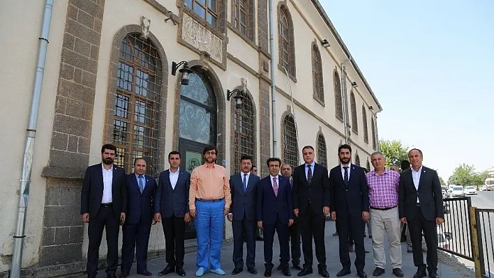 DTSO Başkanı Sayar, Vali Güzeloğlu'na çalışmalarını anlattı
