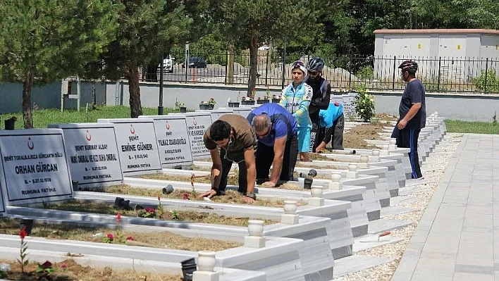 Gönüllü gençler şehitliği çiçeklerle donattı
