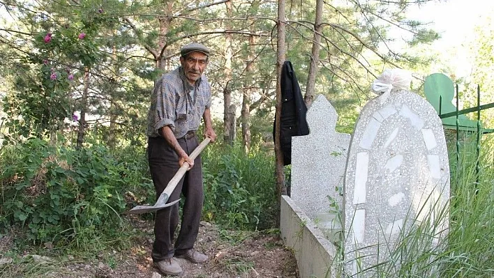 Mezarcı Yılmaz'ı son yolculuğuna 15 kişi uğurladı
