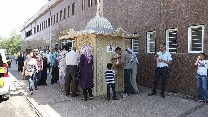 Büyükşehir Belediyesi her gün 4500 kişiye ücretsiz limonata dağıtıyor
