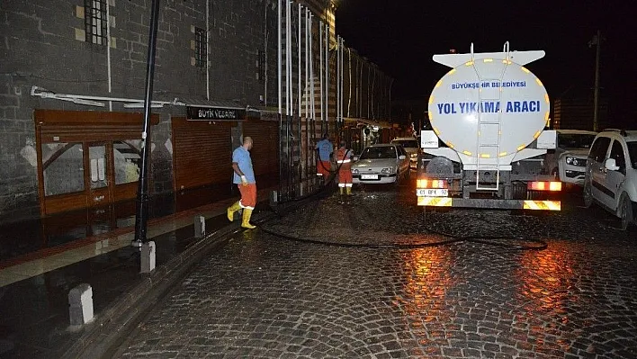 Büyükşehir Belediyesi, tarihi ilçede cadde ve kaldırımları yıkıyor
