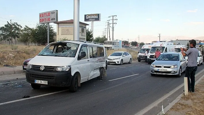 Minibüs ile kamyonet çarpıştı: 5 yaralı