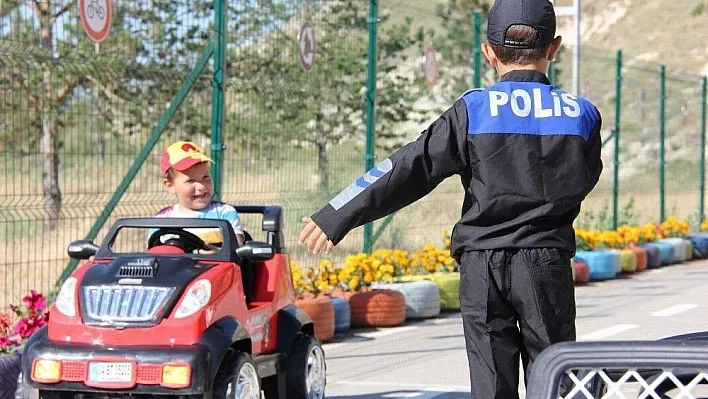 Sevgi evlerinde kalan çocuklara eğlenceli trafik eğitimi
