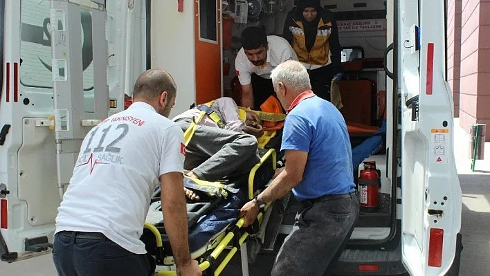Görme engelli yaşlı adam balkondan düştü
