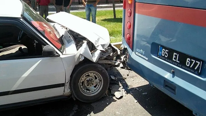 Otomobil, cezaevi aracıyla çarpıştı
