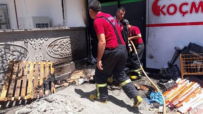 Yangın markete sıçramadan söndürüldü
