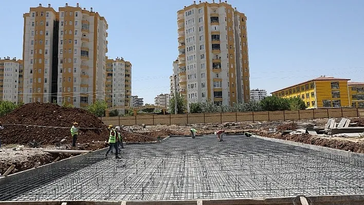 Büyükşehir Belediyesi kent meydanı inşa ediyor
