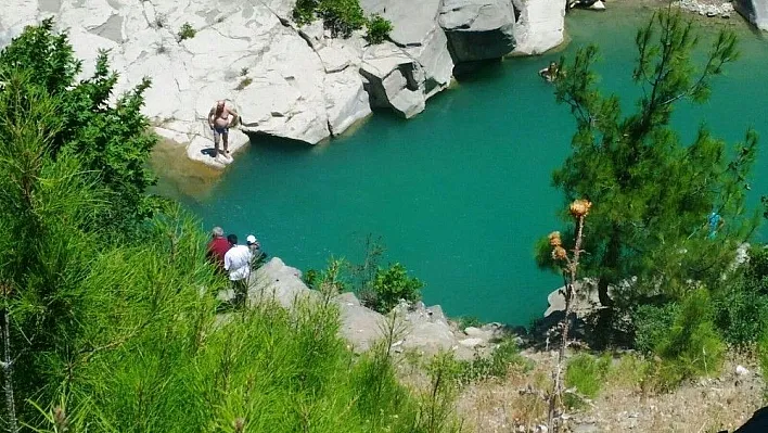 Serinlemek için girdiği baraj gölünde boğuldu
