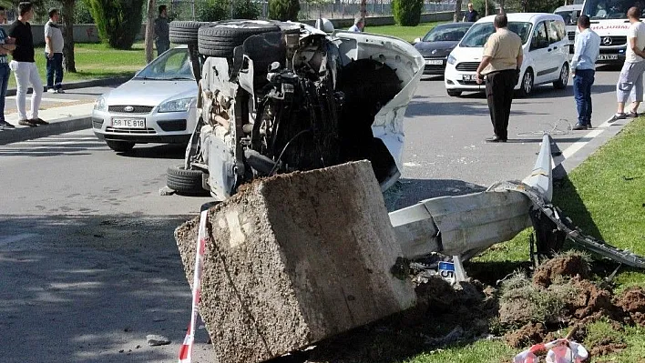 Sivas'ta otomobil aydınlatma direğine çarptı: 2 yaralı
