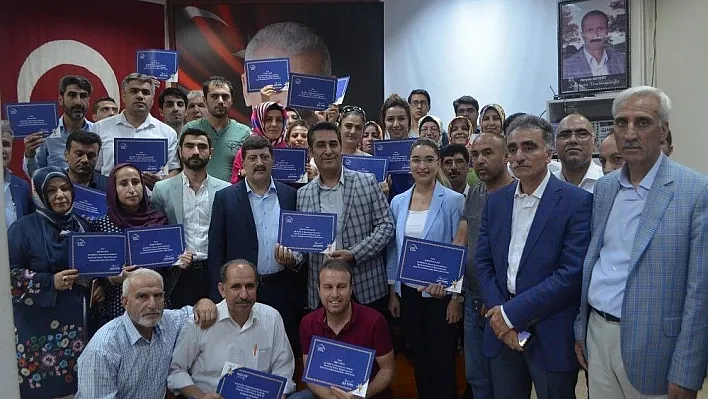 AK Parti siyaset akademisinde başarılı olanlara sertifikaları verildi
