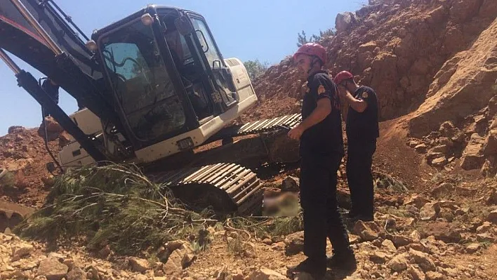 Operatör kullandığı kepçenin altında kaldı
