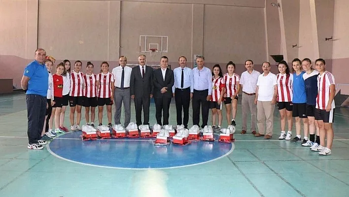 Bakan Yılmaz'dan şampiyon takıma malzeme desteği
