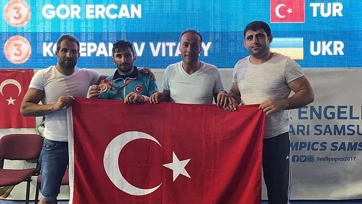 DEAFLYMPİCS Oyunlarında Ercan Gör, serbest güreşte üçüncü olarak bronz madalya kazandı
