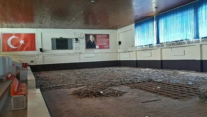 Kapalı spor salonu yenileniyor
