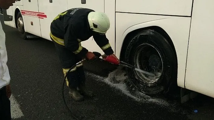 Seyir halindeki otobüsün tekeri yandı
