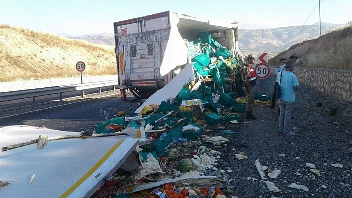 Gıda kamyonu park halindeki tıra çarptı
