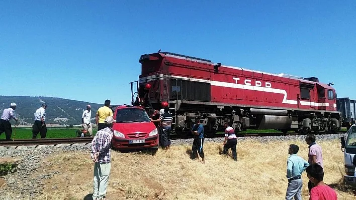 Yük treni ile otomobil çarpıştı anne ve kızı öldü, baba ağır yaralandı