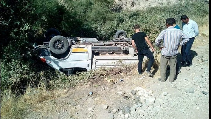 Adıyaman'da kamyonet devrildi
