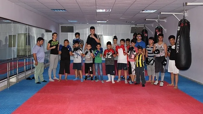 Çocuklar boks'la sporu seviyor