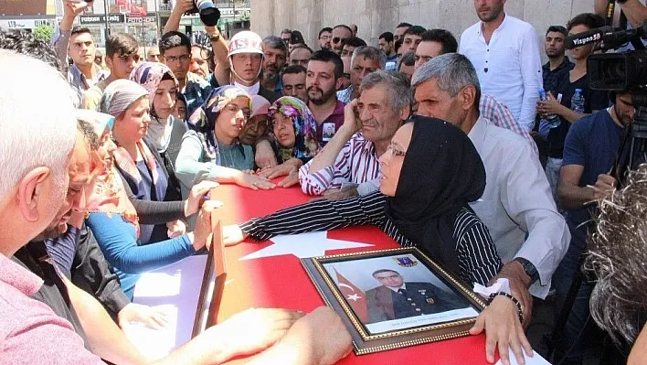 Sivas şehidini son yolculuğuna uğurluyor
