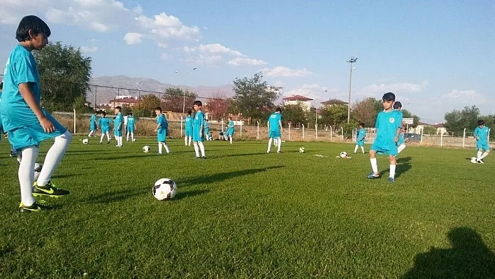 Erzincan Belediyesi yaz futbol okulu
