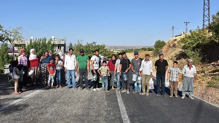 Köylüler bidonlarla karayolunu trafiğe kapattı
