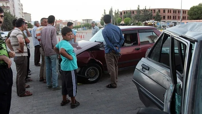 Adıyaman'da iki otomobil çarpıştı: 4 yaralı

