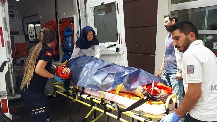 Kamyonet ile otomobil çarpıştı: 1'i ağır 7 yaralı
